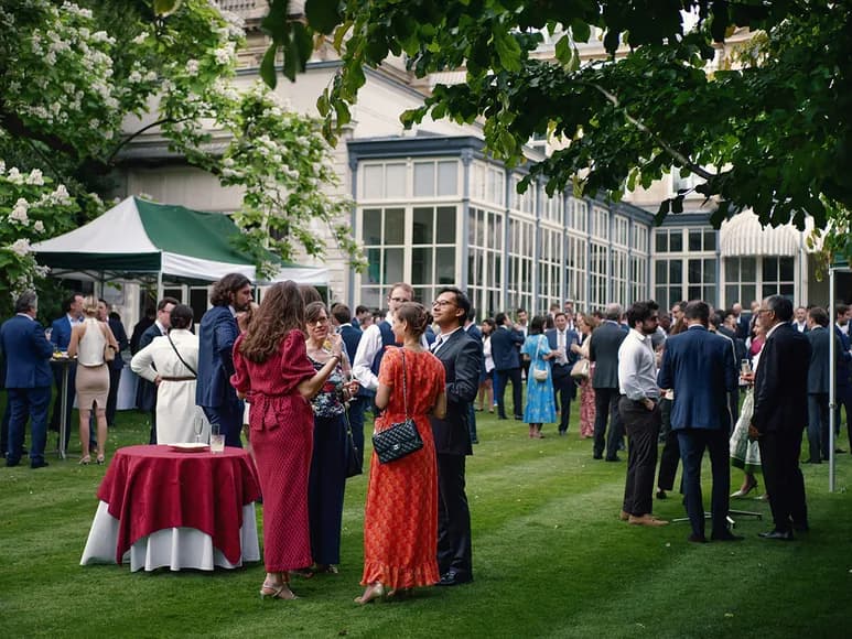 Photo d'événement, soirée d'entreprise dans un jardin, Ambassade du Royaume-Uni
