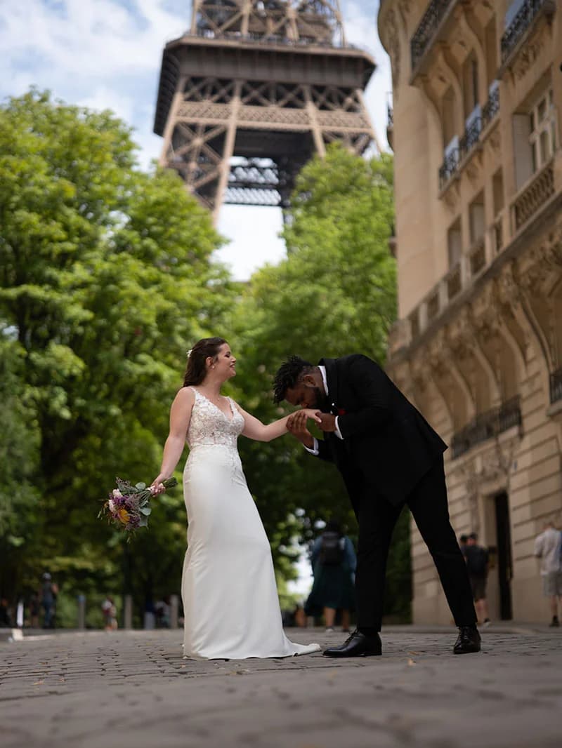 Photo de mariage devant la tour Eiffel, avant retouche