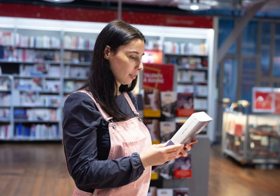 Cliente lisant un livre - Fnac Darty