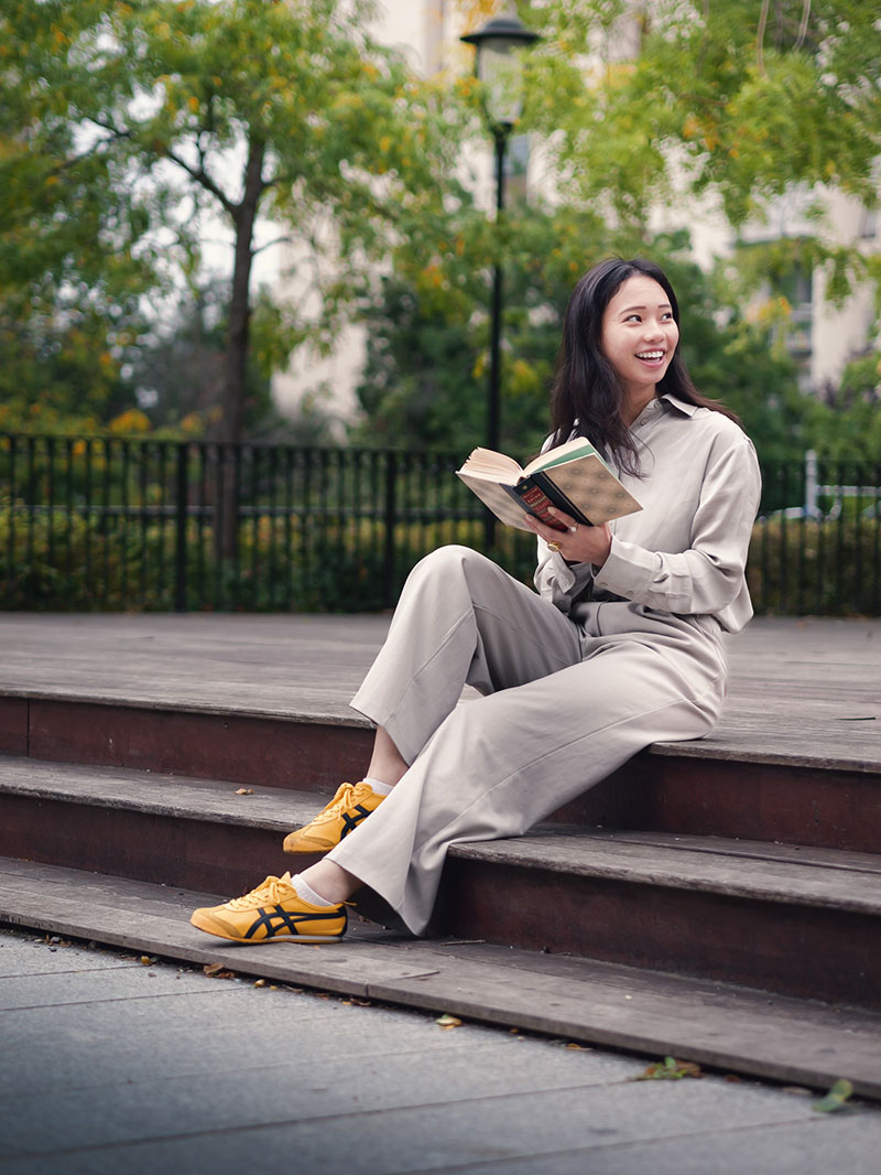 Photo d'illustration - Mise en scène intérieur brochure - Etudiante avec un livre