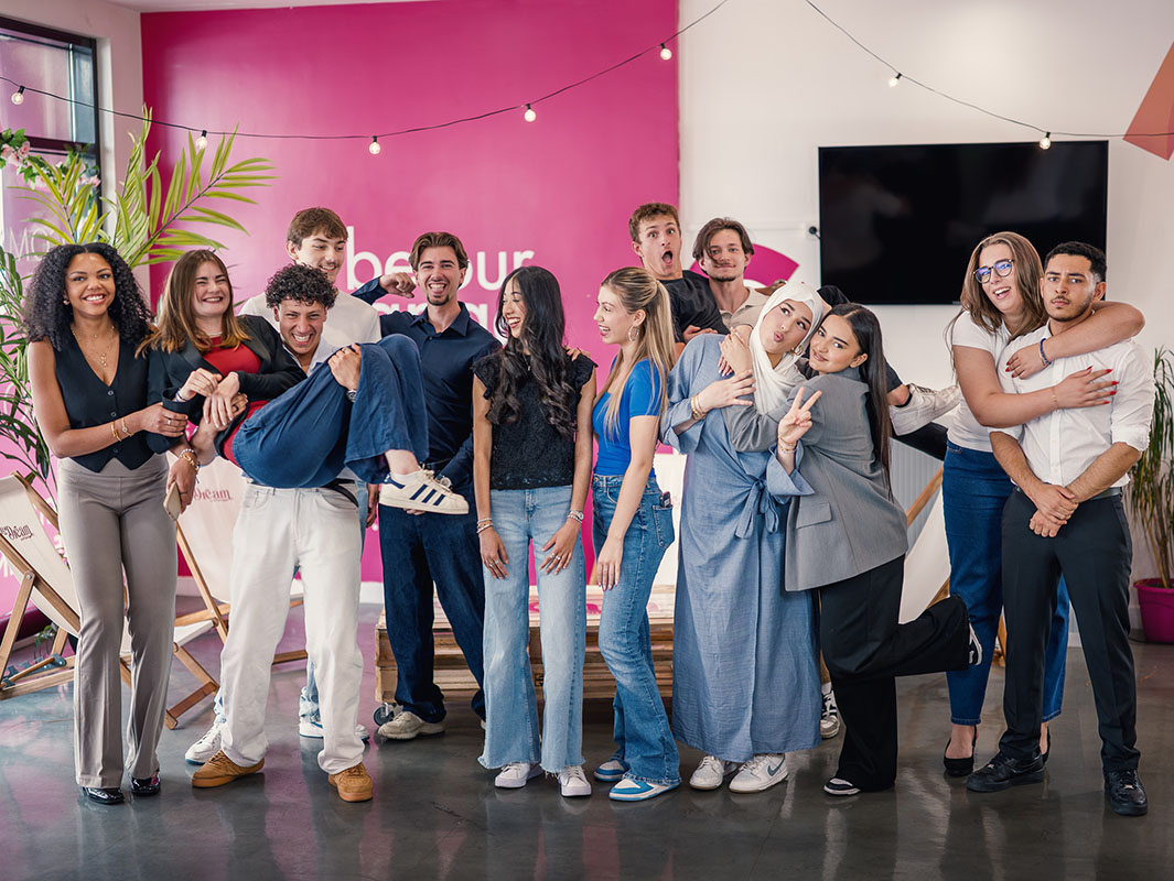 Photo de groupe fun - Étudiants, rire - École de commerce - BDE